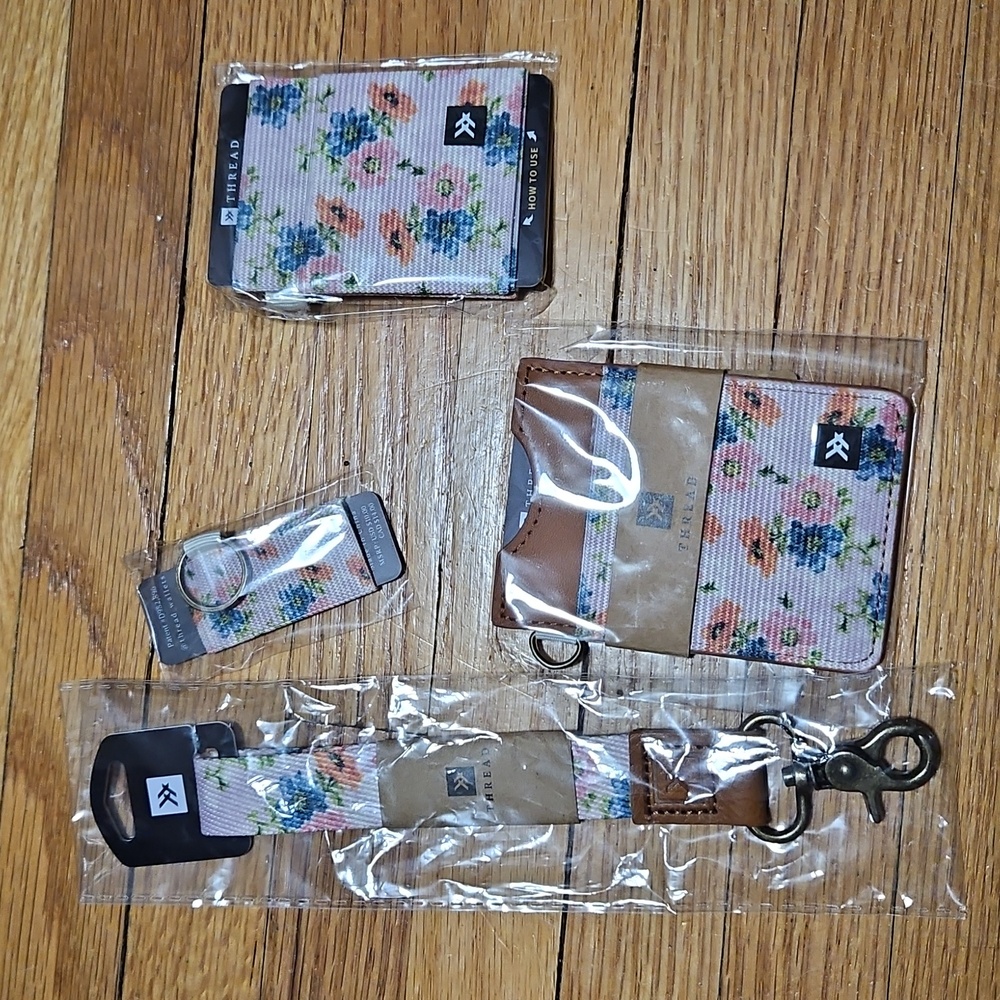 NWT Thread Wallet Set Of 4